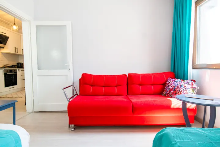 Kırmızı koltuklu oturma alanı